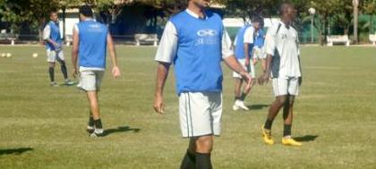 Thiago Henrique treina entre os titulares