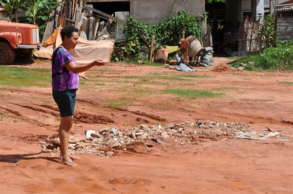 Moradores reclamam de terra e buracos no trecho que deverá ser um dos últimos atendidos