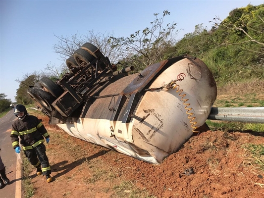 Bombeiros compareceram ao local do acidente em rodovia de Irapuã — Foto: Arquivo Pessoal