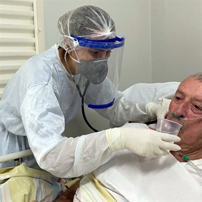 Entre os trabalhos do fonoaudiólogo no tratamento de pacientes com Covid está a recuperação da capacidade de se alimentar pela via oral (Foto: Santa Casa de Votuporanga)