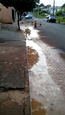 Cano se rompeu e os imóveis da rua Paschoalino Pedrazoli ficaram alagadosCano se rompeu e os imóveis da rua Paschoalino Pedrazoli ficaram alagados