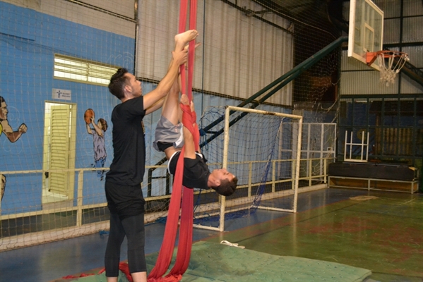 Alunos participam de aula prática com tecido acrobático