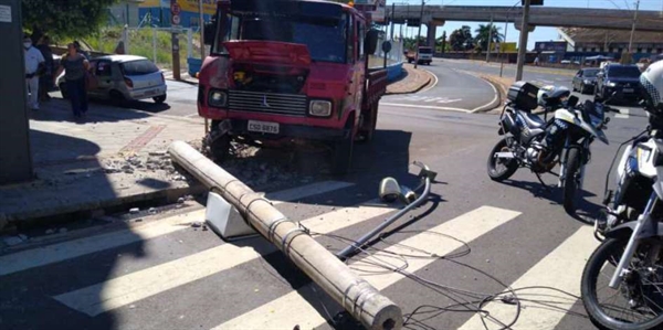 Motorista colidiu contra poste na avenida Bady Bassitt, em Rio Preto (Foto: Divulgação/Guarda Municipal)
