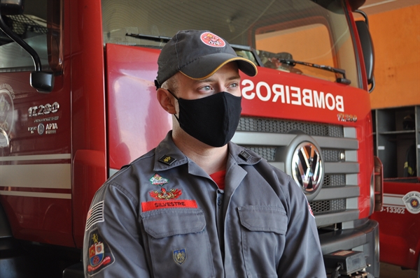 Tenente Marcos Sylvestre Loberto, Comandante dos Bombeiros, orienta sobre cuidados que se deve ter na hora de manusear churrasqueiras em casa (Foto: A Cidade)