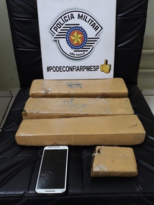 A equipe da Força Tática apreendeu três tijolos de maconha e mais um pedaço da mesma droga durante buscas pelo veículo (Foto: Divulgação/Polícia Militar)