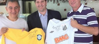 Camisetas de Pelé são doadas para ajudar Pedrinho