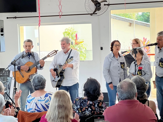 O prefeito Jorge Seba e a primeira-dama Rose Seba estiveram ontem na celebração do Dia das Mães do CCI. O evento contou com apresentação do Coral de Violas, que se apresentou e teve o prefeito como “violeiro” (Foto: Prefeitura de Votuporanga)