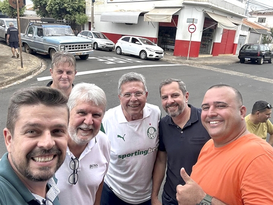 Dr. Leandro, o prefeito Jorge Seba, o deputado Carlão Pignatari, Daniel David e Ricardo Bozo, se reuniram para tomar uma gelada e comemorar o aniversário de Marcelino Poli, ao fundo na foto (Foto: Redes sociais)