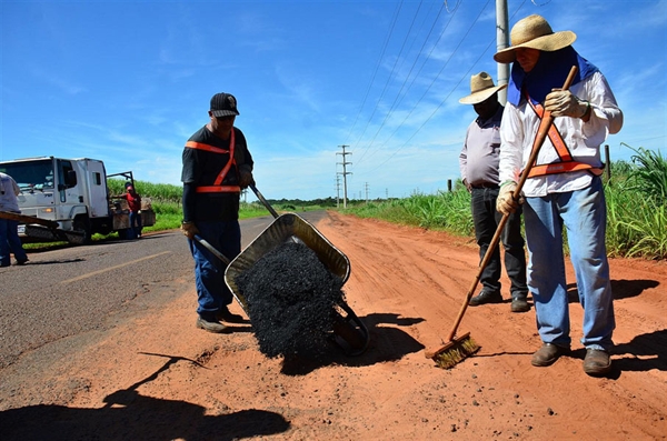 Prefeitura retoma serviços de tapa-buracos na Estrada do 27