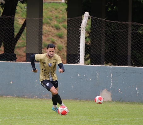 Igor Pimenta em treinamento da Votuporanguense no campo da Ferroviária  (Foto: Rafa Bento/CAV)