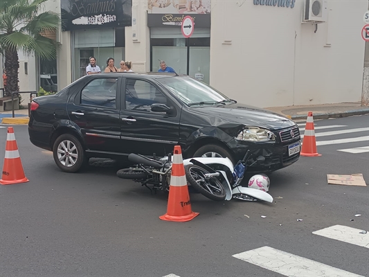  Um Fiat/Siena e uma Honda/Biz colidiram no meio do cruzamento entre as duas vias (Foto: A Cidade)