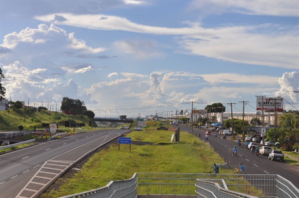 Pessoas que seguem da rodovia para a cidade utilizam muito esta entrada, apesar da falta de sinalização no local 