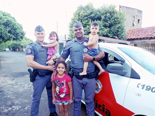 O sargento Edwaldo e o soldado Grego pararam a viatura para atender uma família que admira o trabalho da PM e tirar uma foto com as crianças. A população espera por mais “ocorrências” como essas e menos violência  (Foto: Divulgação/PM)