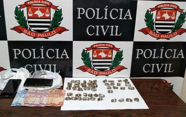 Os policiais da Dise localizaram diversas porções de maconha, que estavam escondidas no telhado; com o preso, foram apreendidas quatro porções  (Foto: Divulgação/Dise)