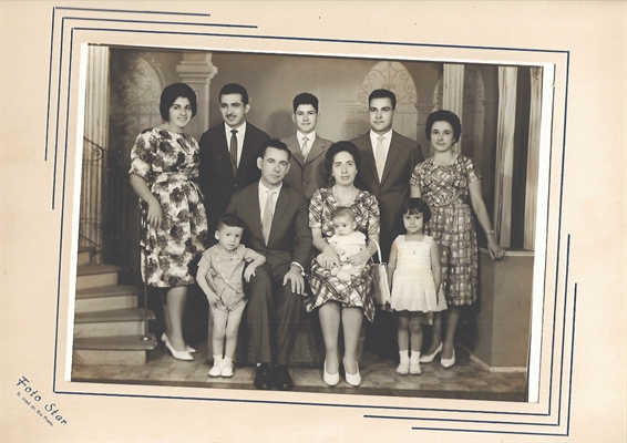 Em pé: Lourdes, João, Mario, José e Isaura; sentados Rafael e Maria José; e as crianças Jose Alberto, João Luiz e Maria Helena. Família portuguesa em Votuporanga (Foto: Arquivo Pessoal)