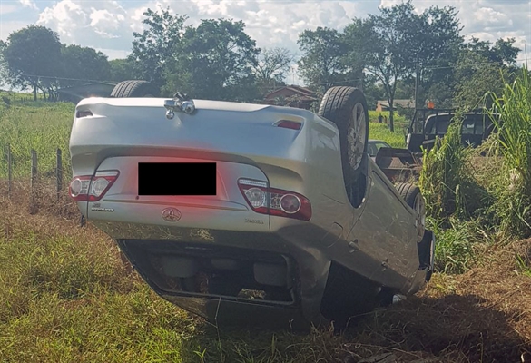 Uma mulher ficou ferida após capotar o seu carro na tarde desta quinta-feira (12) (Foto: Reprodução)