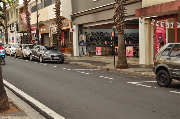 Rua Amazonas, uma das principais ruas do centro comercial de Votuporanga, está vazia (Foto: A Cidade)
