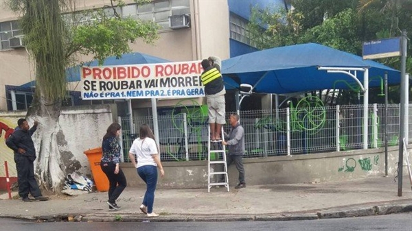 “Proibido Roubar. Se Roubar vai morrer. Não é para 1, nem para 2. É para Geral.” (Foto: Divulgação) 