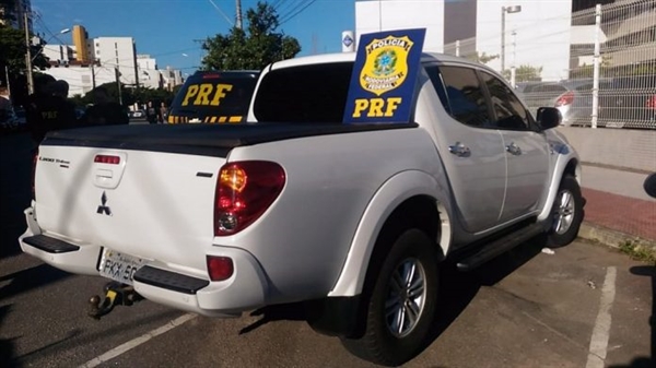 O carro era uma Mitsubishi Triton L200 com placa de Buerarema, na Bahia, mas que havia sido roubado no Rio de Janeiro (Foto: Divulgação) 