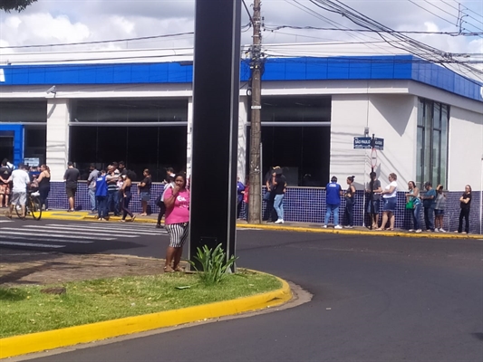 O atendimento realizado dentro da agência limita a permanência de 10 clientes por vez (Foto: A Cidade)