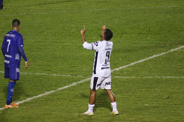 Atacante Israel agradece pelo gol marcado diante do São Caetano na última rodada da Série A3  (Foto: Rafa Bento/CAV)