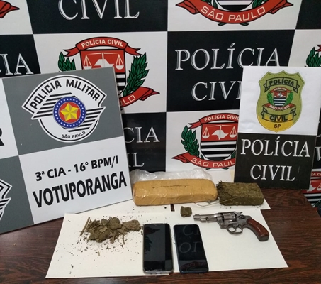 Os policiais da Dise apreenderam dois tijolos de maconha e um revólver calibre 32  (Foto: Divulgação/Dise)