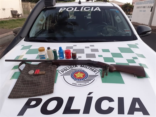 Os policiais apreenderam uma espingarda e diversas munições (Foto: Polícia Ambiental)