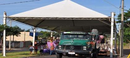 Carros da escola de samba atrapalham trânsito