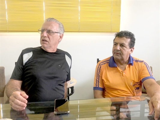 Claudecy Andrade, o Sagui, garante que será candidato a presidência do Assary; ao seu lado o ex-presidente Maurício Antonio Santini, vai de vice. Ambos estiveram no jornal A Cidade. (Foto: A Cidade)