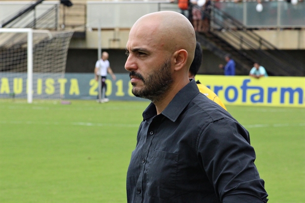 Rafael Guanaes, técnico do Clube Atlético; apesar das especulações, futuro do treinador ainda não está definido (Foto: Rafael Nascimento/CAV)