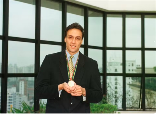 Pampa exibindo sua medalha olímpica, em julho de 1999 (Foto:Gliberto Lima/Estadão Conteúdo)