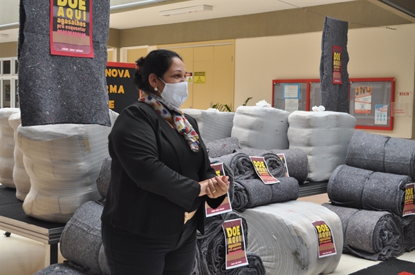 Diretora da escola, Livanéia Fernandes, ao lado dos 500 cobertores doados, em conjunto com o Estado passam de 100 mil doações da Fiesp