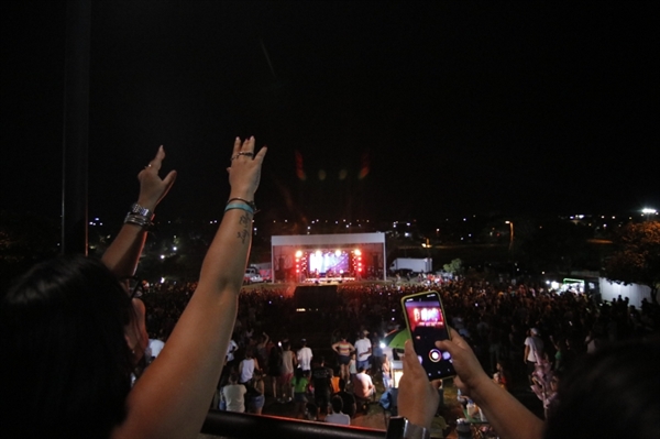 Milhares de pessoas curtiram o carnaval gratuitamente no Parque da Cultura; evento bateu recorde de público neste ano (Foto: Prefeitura de Votuporanga)