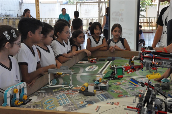 Os estudantes tiveram oportunidade de conhecer robôs feitos com blocos de montar controlados através de funções de lógica de programação (Foto: Divulgação/Prefeitura de Votuporanga)