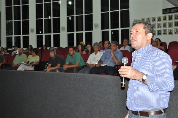 Contador apresenta PPA para manifestantes