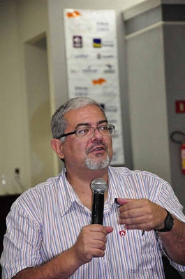 Frederico Barbosa fala sobre poesia em workshop 