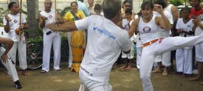 Festival de capoeira começa com "roda na praça"