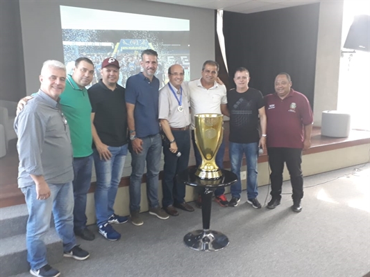 No evento na tarde de ontem, Dado e Mineiro parabenizaram a diretoria da Votuporanguense  (Foto: Divulgação)