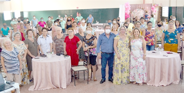 A palestrante da tarde, Nayara Canato, com o prefeito Adilson Leite, a primeira dama Neusa e as idosas presentes no evento (Foto: A Cidade)