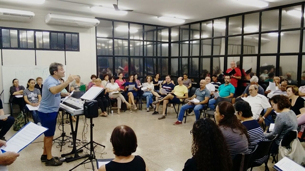 Com vasta experiência na área musical, o maestro Carlo Giuliani dirigiu por mais de 20 anos o Coro Castel Penede (Foto: Divulgação/Prefeitura de Votuporanga)