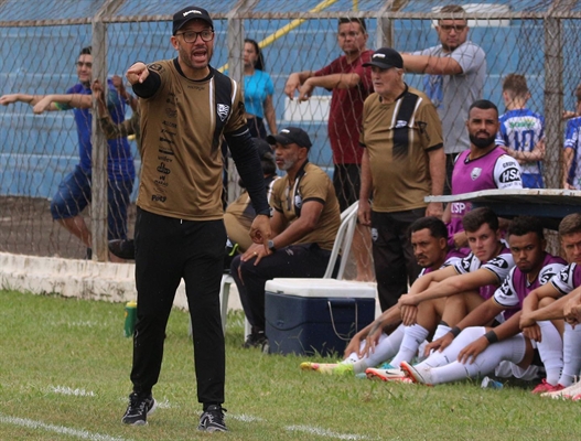 Rogério Corrêa soltou o verbo contra o 4º árbitro (Foto: Rafa Bento/CAV)