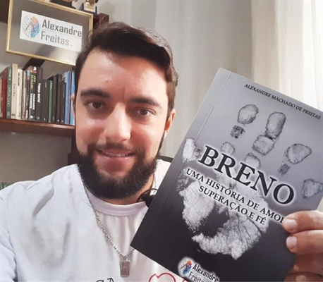 Livro “Breno: uma história de amor, superação e fé”, de autoria de Alexandre Machado de Freitas, estará disponível para as vendas para o público na próxima semana (Foto: Divulgação/Santa Casa de Votuporanga)