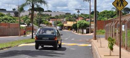 Departamento de trânsito substitui tachões por lombada