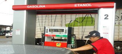 Preço do álcool dispara; motoristas optam por gasolina