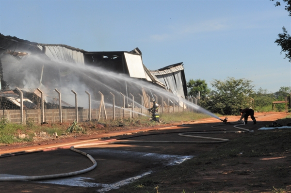 Trabalhos dos bombeiros continuam, após mais de 15 horas, e não tem previsão de conclusão (Foto: A Cidade)