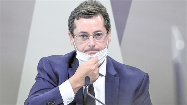 Na CPI da Covid, Fabio Wajngarten, ex-secretário de Comunicação do governo federal, mostrou a carta em que a Pfizer oferece vacinas ao Brasil e fica sem resposta (Foto: Edilson Rodrigues/Agência Senado)