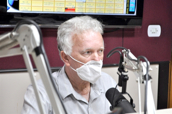 Antonio Carlos Curti, coordenador do 10º Leilão Direito de Viver, apresenta do resultado financeiro: R$327 mil para o Hospital do Amor. (Foto: A Cidade )