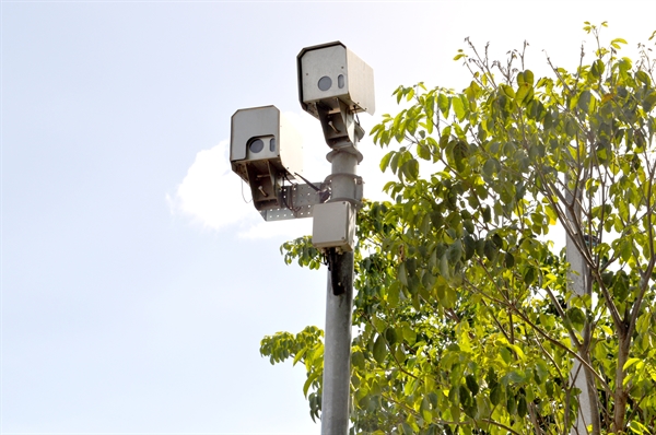 O radar foi reerguido e os trabalhos de manutenção continuam; a Prefeitura informou que abriu um processo de compra para os reparos (Foto: A Cidade)