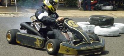 Pilotos de kart aceleram em corrida este fim de semana