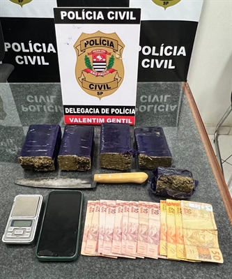 Os agentes encontraram pouco mais de 1.5kg de maconha, além de uma balança de precisão utilizada para pesar a droga (Foto: Divulgação)